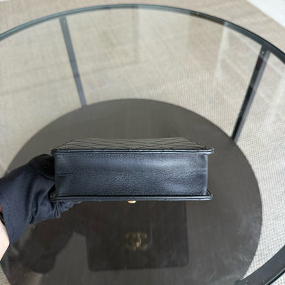 Sac Chanel Mini Flap Chic en agneau noir et perles, finitions dorées Series 28