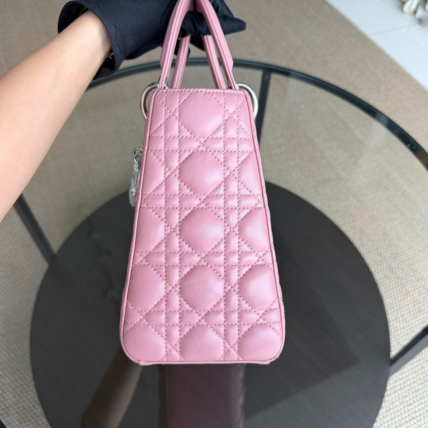 Lady Cannage moyen en cuir d'agneau rose avec accessoires argentés — Kovancy