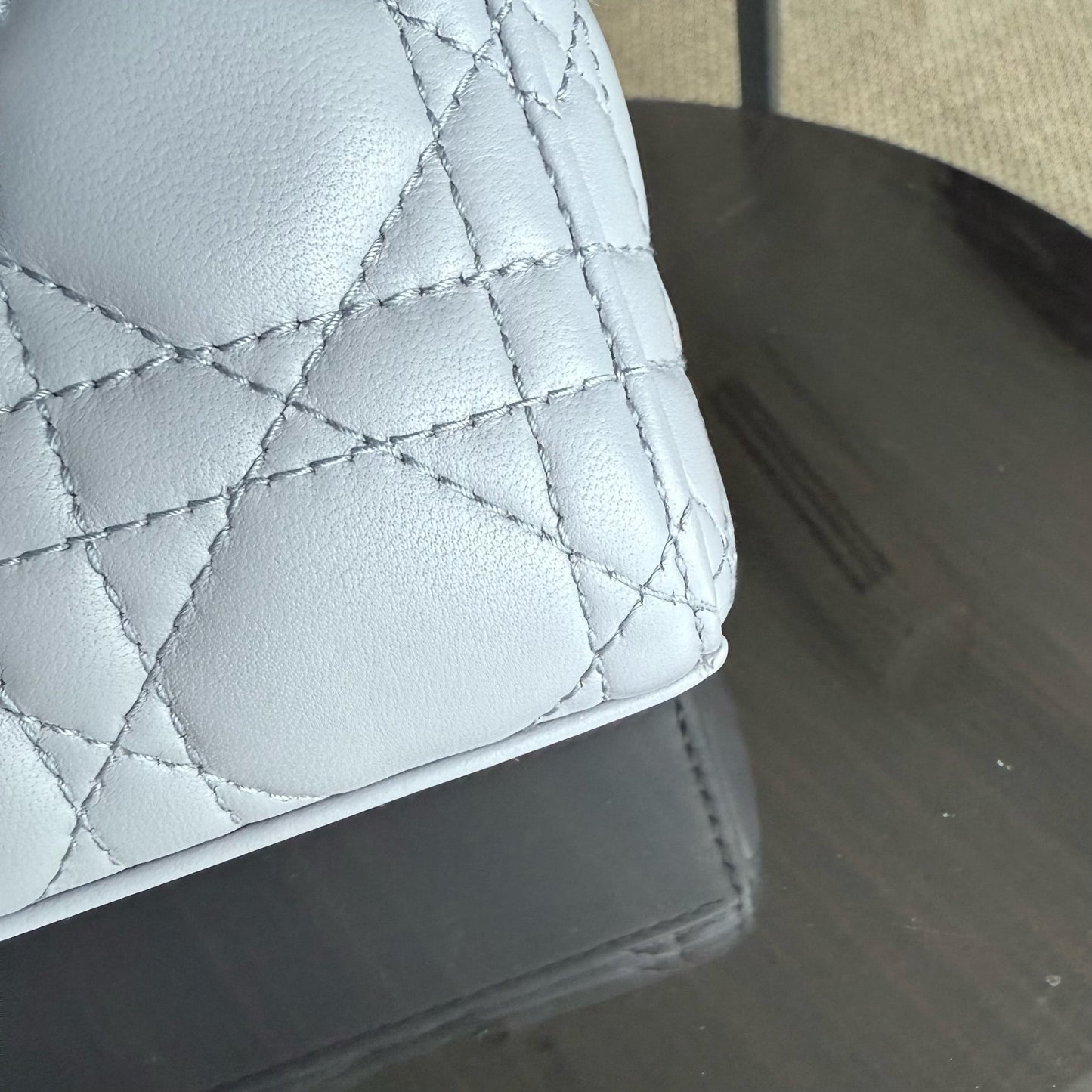 Lady D-Joy Small - Cuir d'agneau Cannage gris, quincaillerie dorée — Kovancy