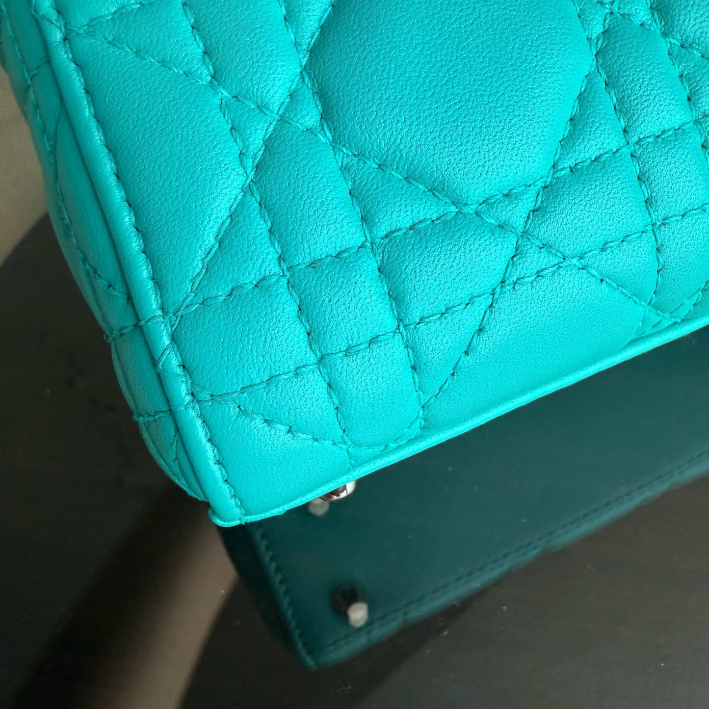 Lady Mini - Sangle réglable en cuir d'agneau Cannage bleu cyan et matériel argenté — Kovancy