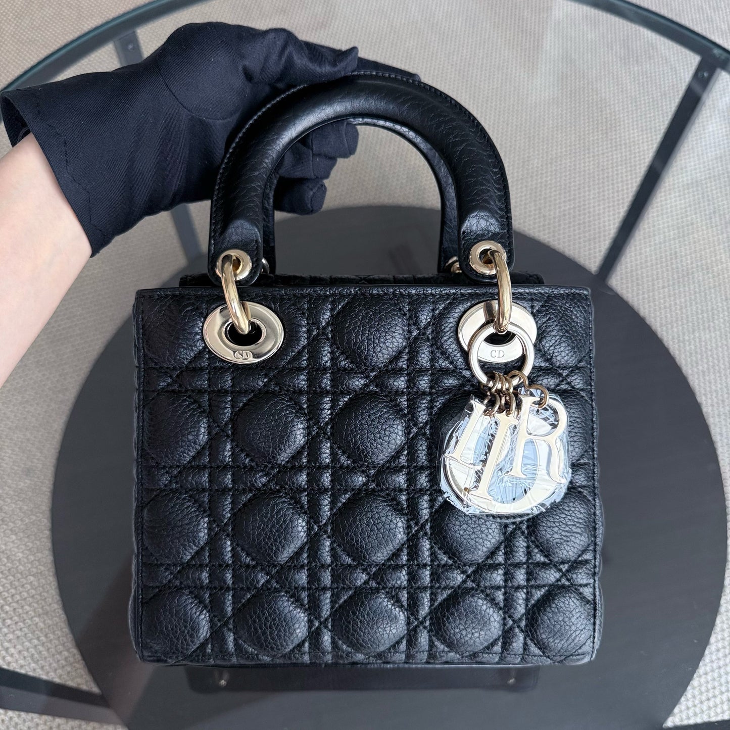 Lady Petit rabat - Cuir de veau grainé Caviar Cannage Noir Quincaillerie dorée — Kovancy