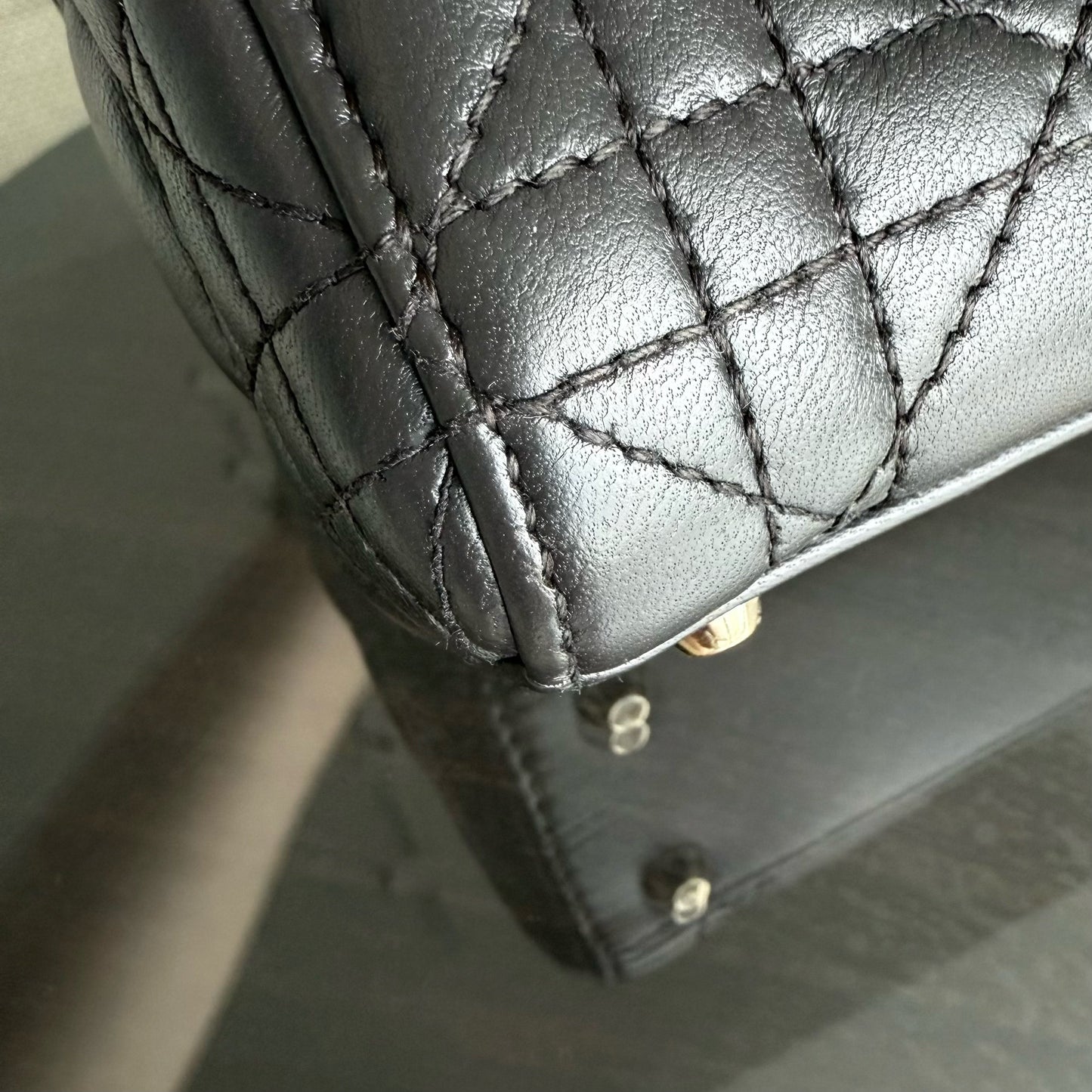Lady Mini - Sangle chaîne en cuir d'agneau Cannage gris foncé avec quincaillerie dorée — Kovancy