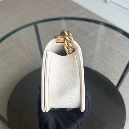 Chanel Boy Medium - Caviar 25CM Blanc Crème Quincaillerie Or Vieilli Series 26