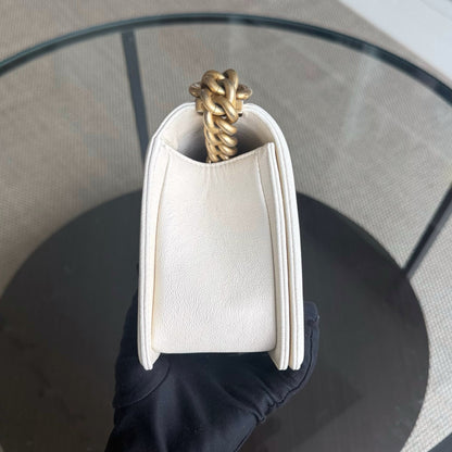 Chanel Boy Medium - Caviar 25CM Blanc Crème Quincaillerie Or Vieilli Series 26