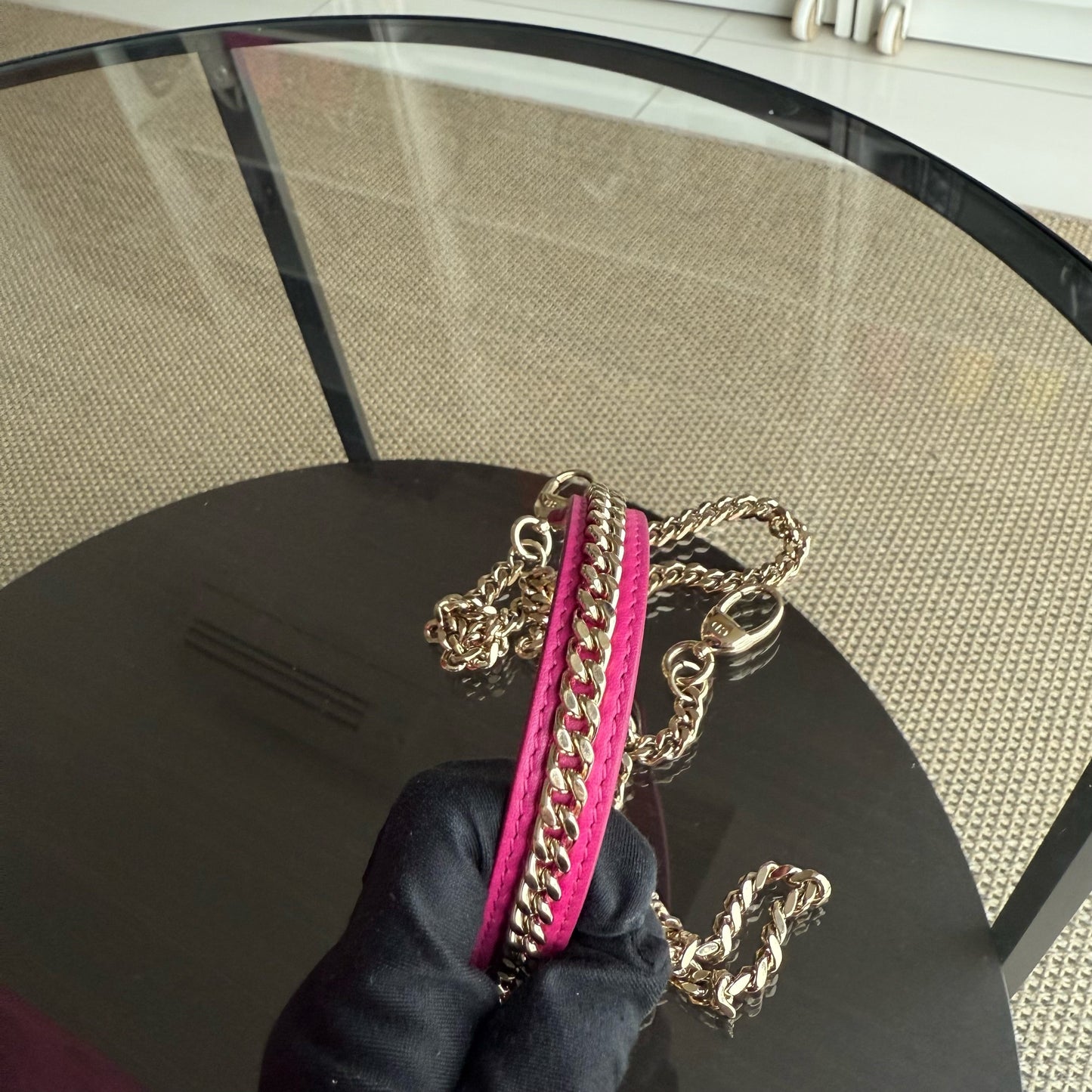 Lady Mini - Bandoulière en cuir d'agneau Cannage rose vif avec chaîne et quincaillerie dorée — Kovancy