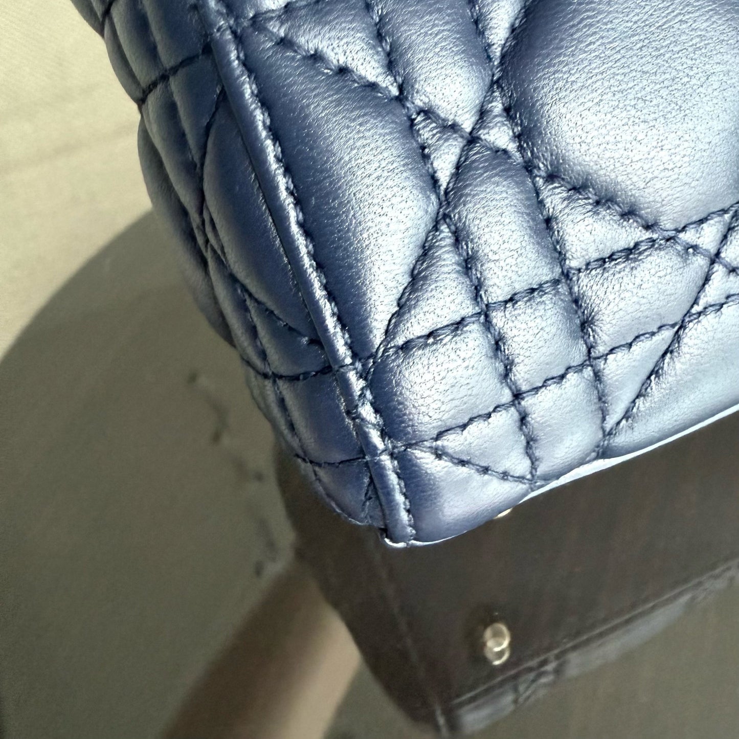 Lady Mini - Bandoulière réglable en cuir d'agneau Cannage bleu foncé avec finitions dorées — Kovancy