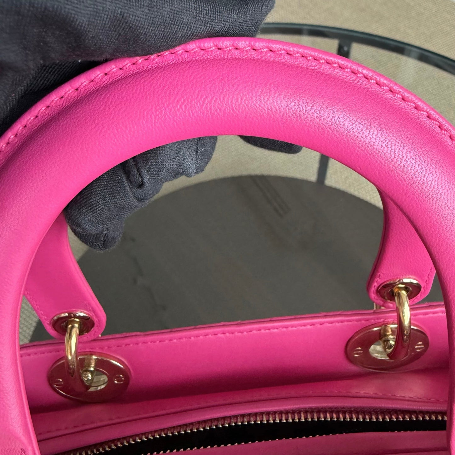 Lady Moyen - Cuir d'agneau Cannage Rose Quincaillerie dorée SANS SANGLE — Kovancy