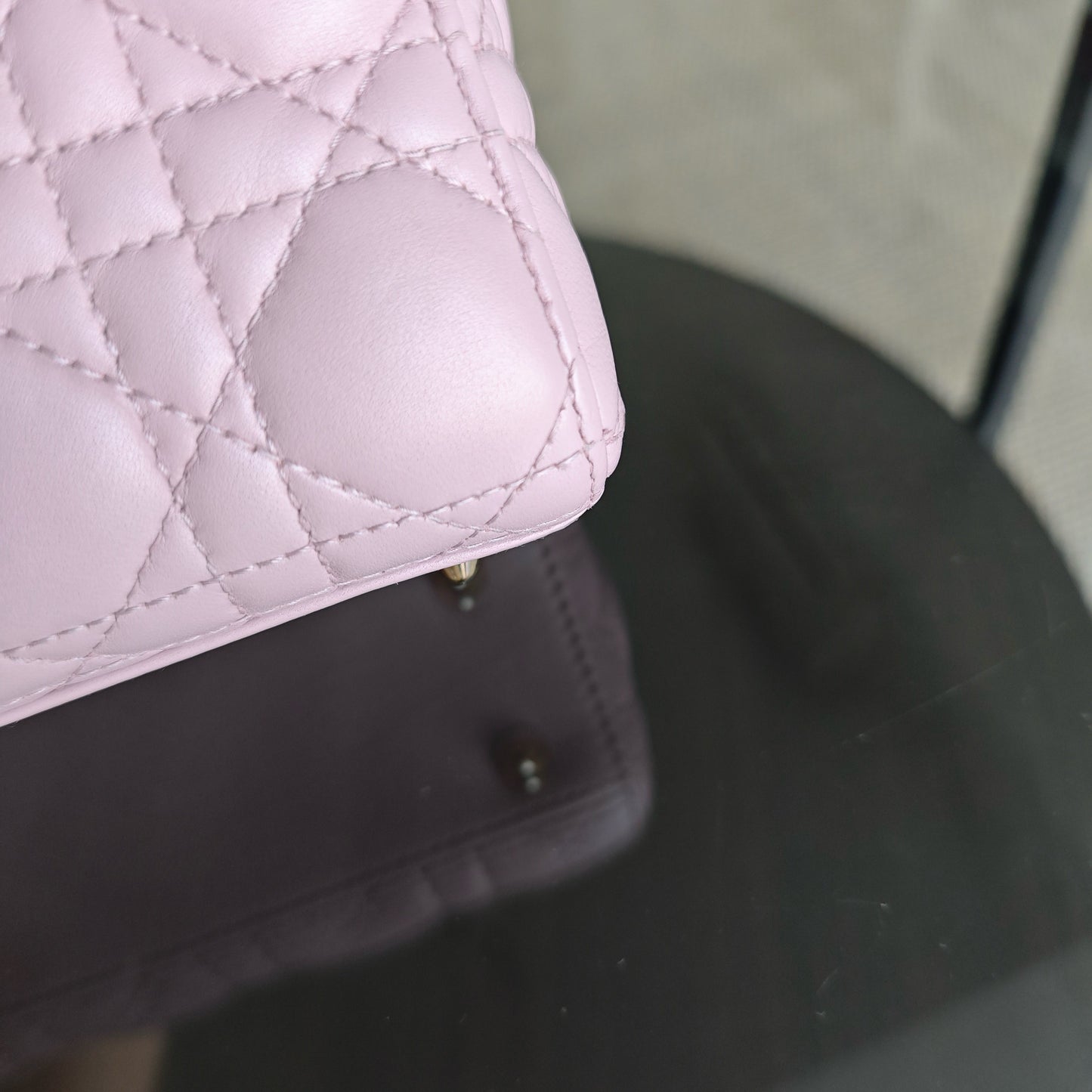 Lady Petit modèle - Cuir d'agneau Cannage rose avec finitions dorées — Kovancy