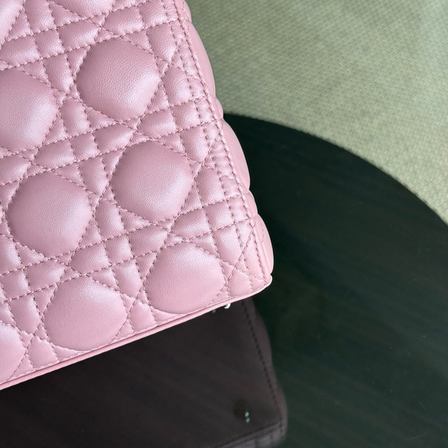 Lady Cannage moyen en cuir d'agneau rose avec accessoires argentés — Kovancy