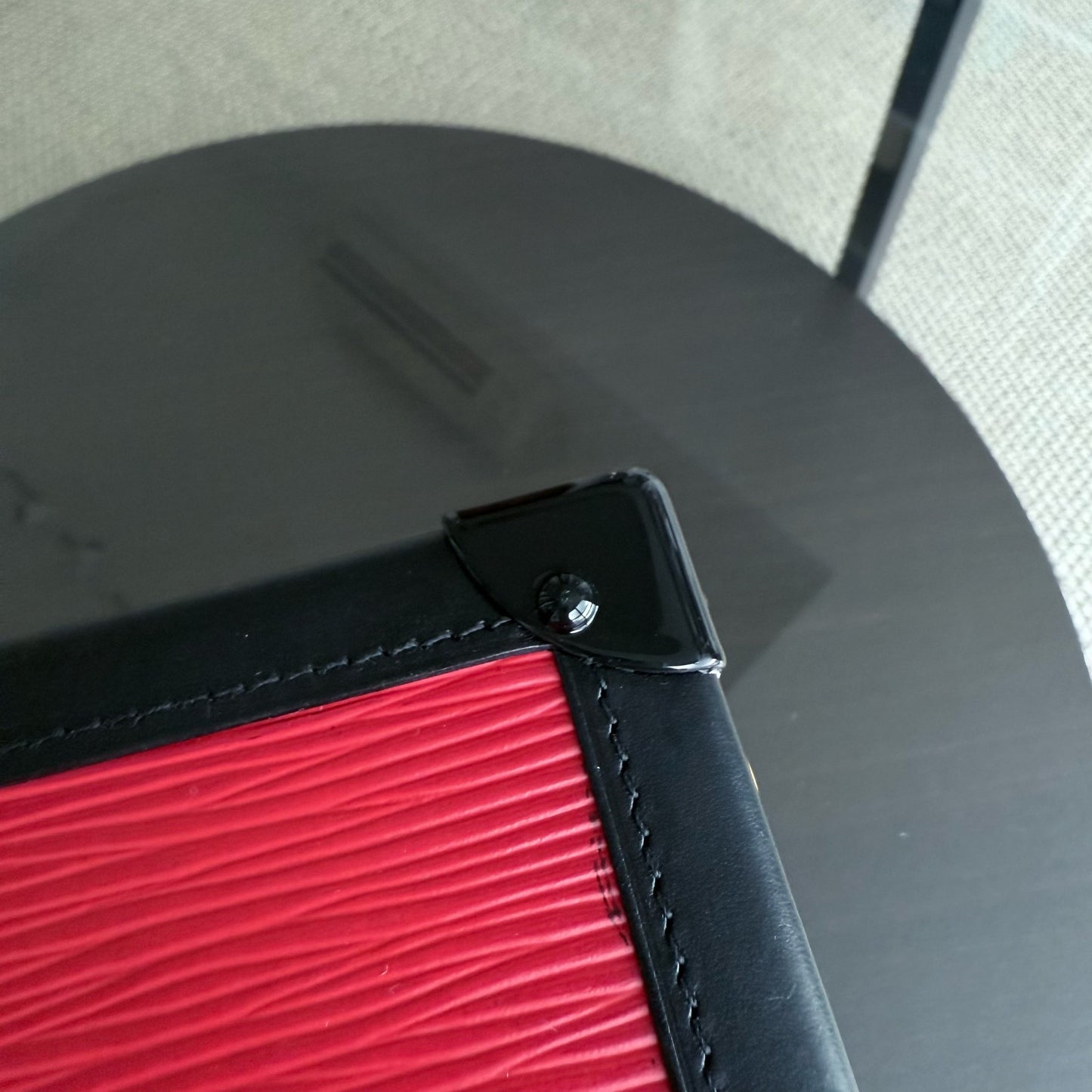 Kovancy - Petite Malle - Nouvelle édition Sac bandoulière en cuir EPI rouge avec matériel doré et puce électronique