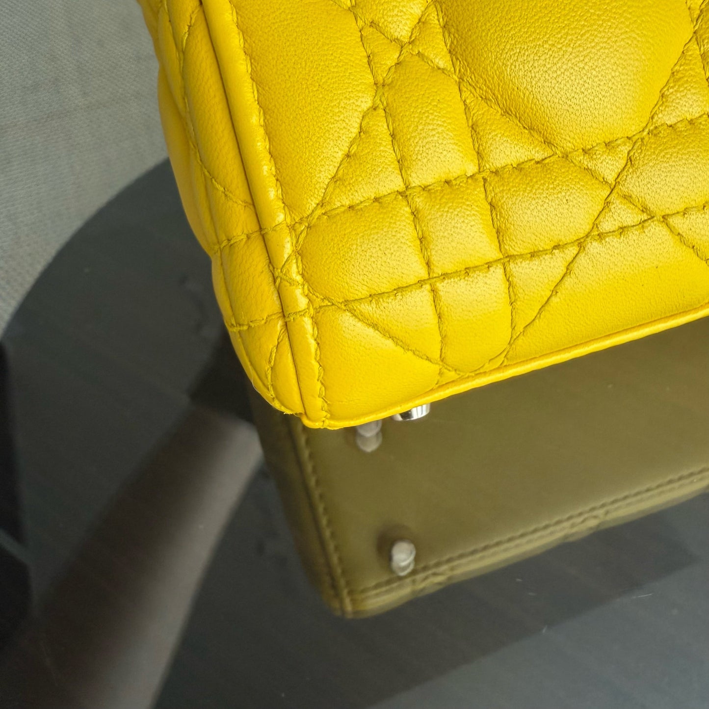 Lady Mini - Cuir d'agneau Cannage, détails en or jaune, bandoulière ajustable — Kovancy