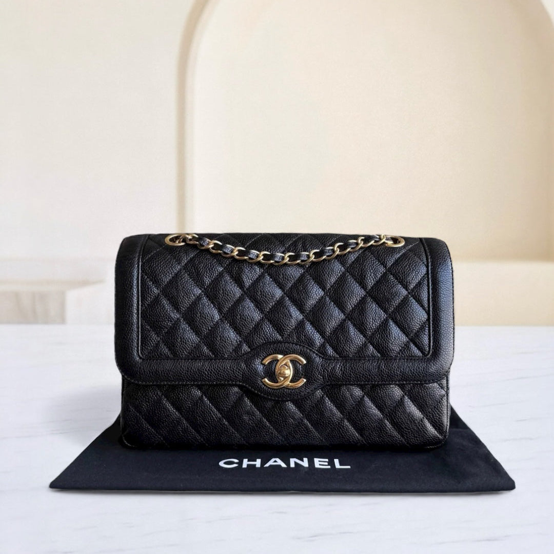 Sac à rabat bicolore saisonnier Chanel - Caviar 28 cm, noir matelassé, finitions dorées Series 21