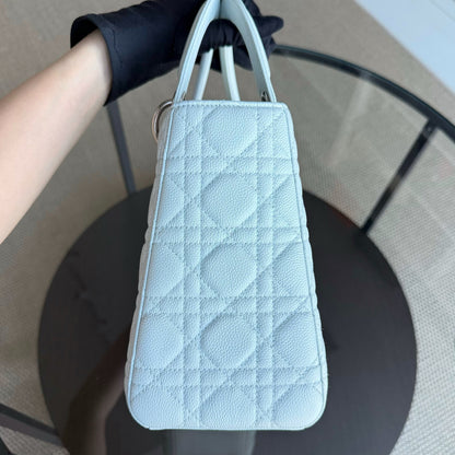 Dior Lady Caviar moyen - Cuir de veau grainé Cannage Blanc glacier Bleu glacier Quincaillerie argentée