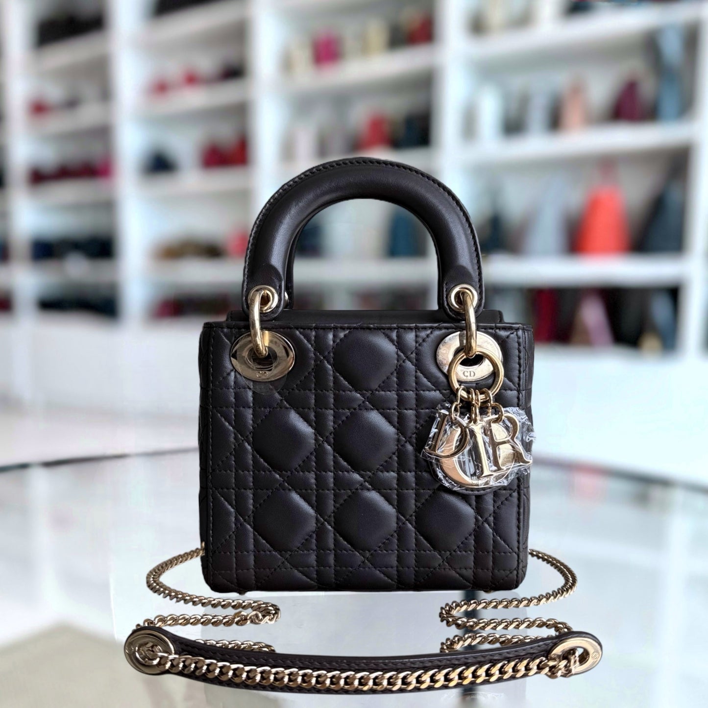 Lady Mini - Sangle chaîne en cuir d'agneau Cannage gris foncé avec quincaillerie dorée — Kovancy
