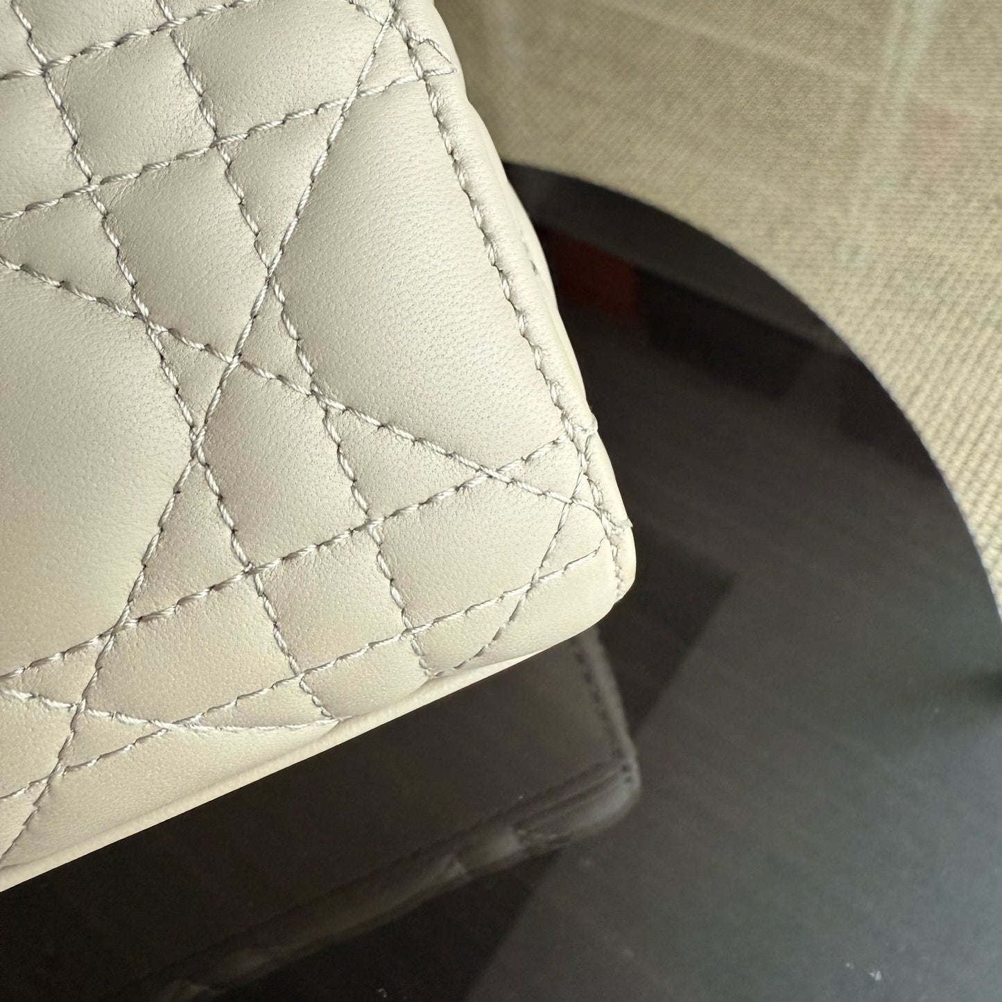 Sac à bandoulière D-Joy Medium Cannage en cuir d'agneau beige et accessoires dorés — Kovancy