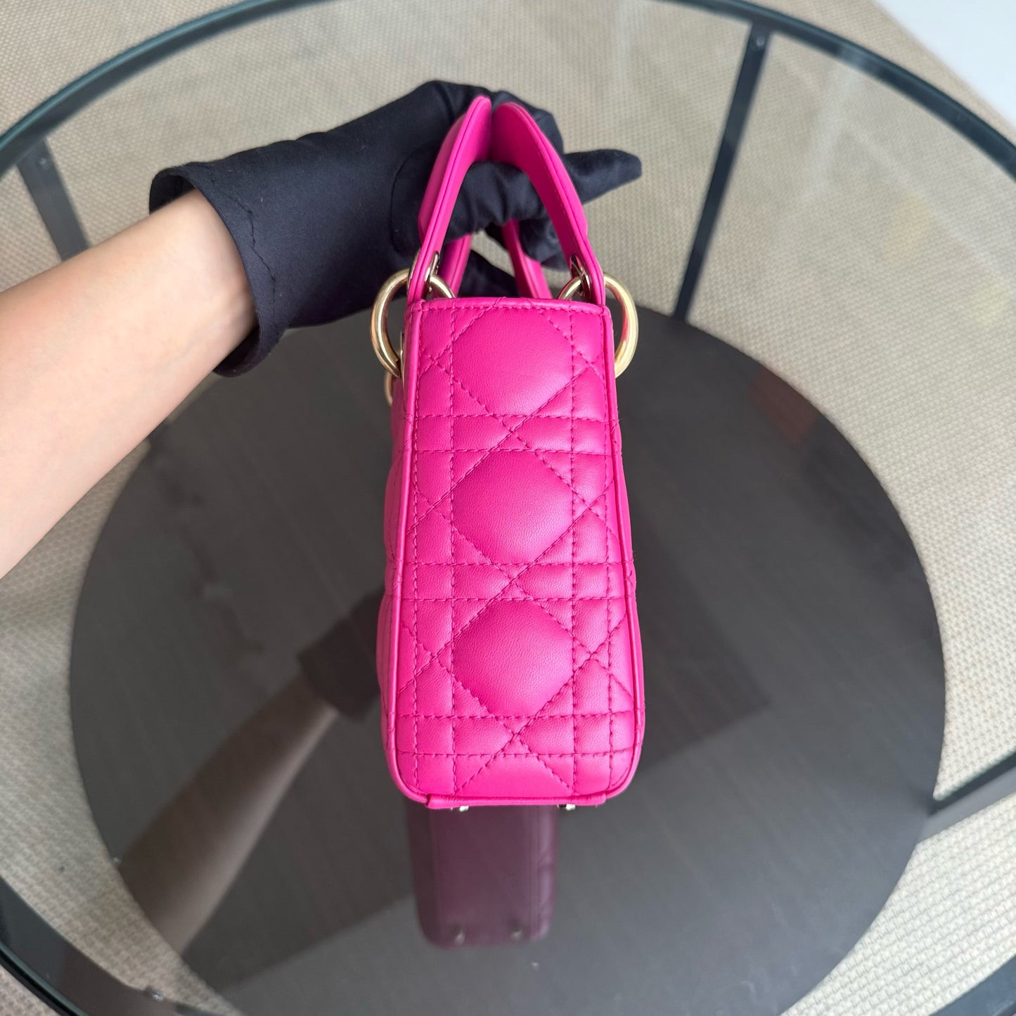 Lady Mini - Bandoulière réglable en cuir d'agneau Cannage rose vif avec quincaillerie dorée — Kovancy