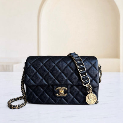 Sac à rabat saisonnier Chanel - Médaillon matelassé Caviar Soul Black Caviar Gold Hardware Microchip
