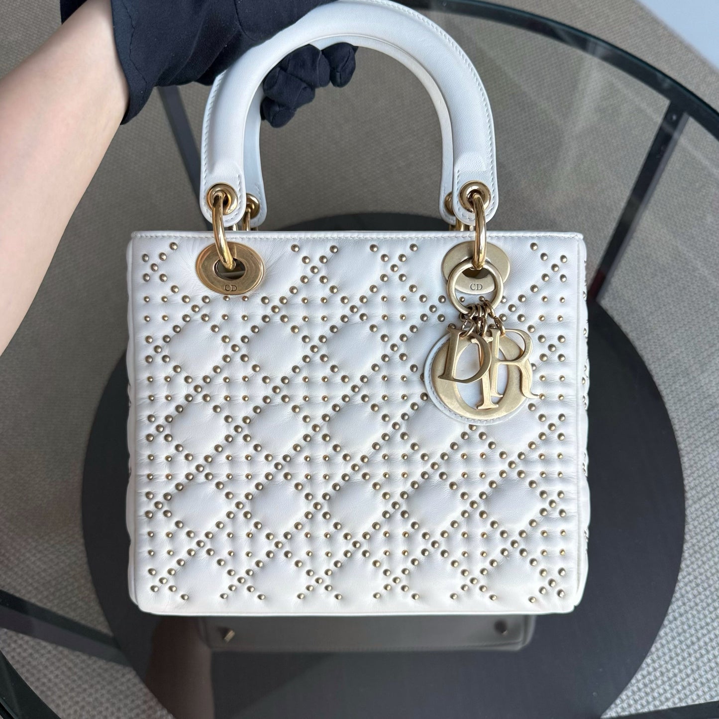 Lady Moyen - Version zippée en cuir de veau Cannage clouté avec quincaillerie en or blanc — Kovancy