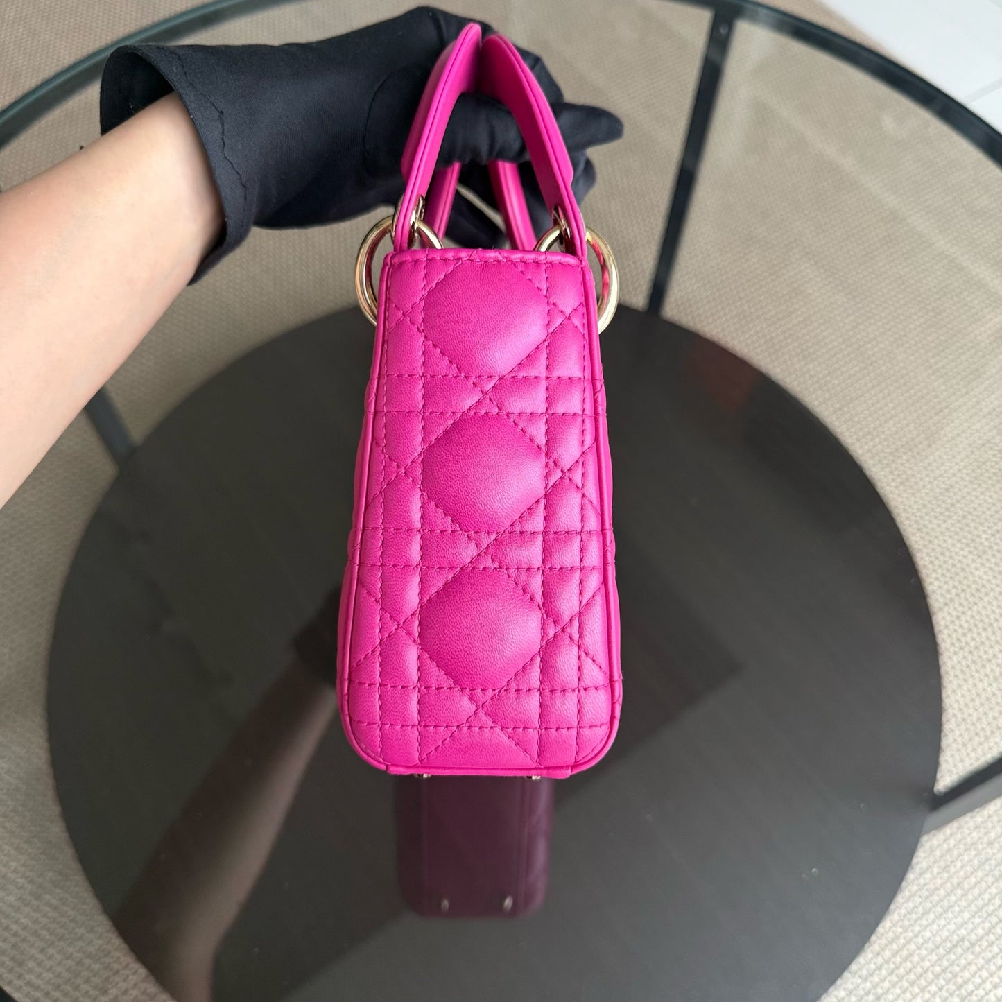 Lady Mini - Bandoulière en cuir d'agneau Cannage rose vif avec chaîne et quincaillerie dorée — Kovancy