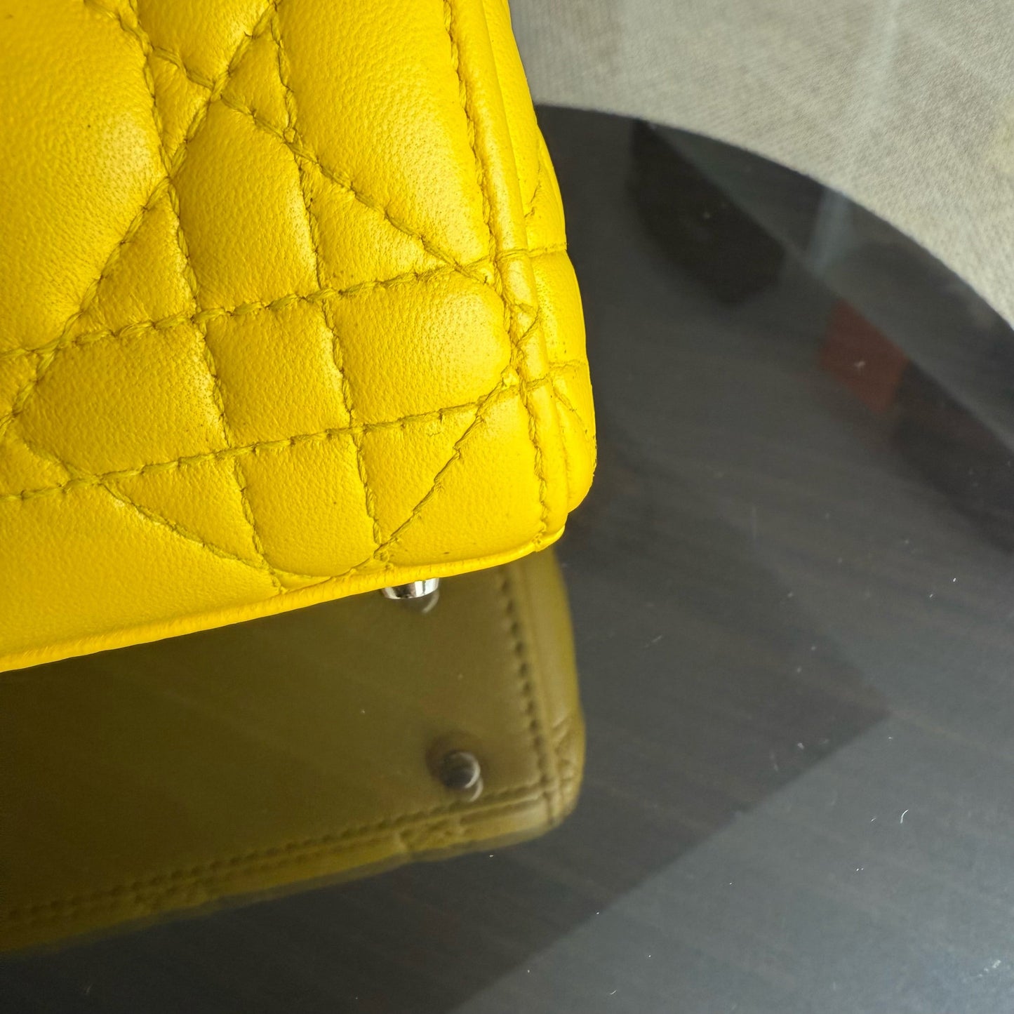 Lady Mini - Cuir d'agneau Cannage, détails en or jaune, bandoulière ajustable — Kovancy