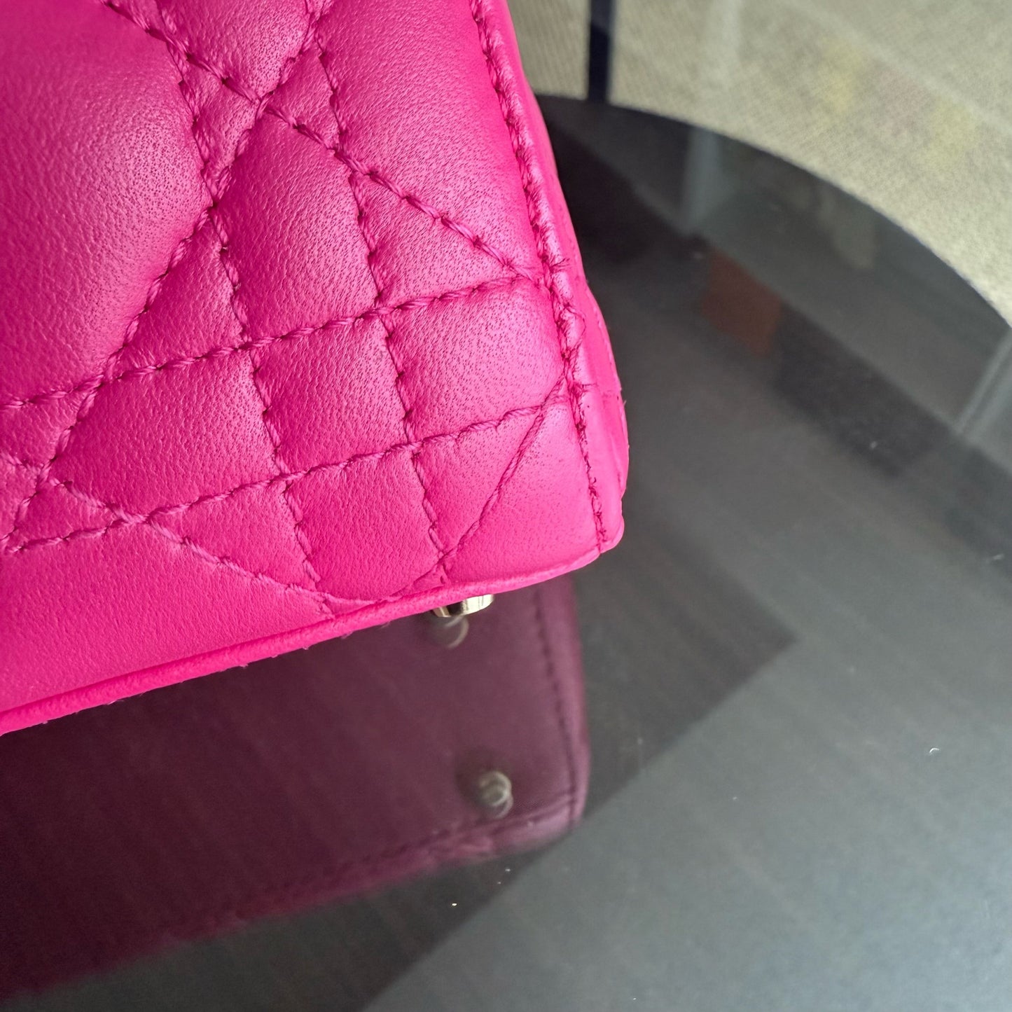 Lady Mini - Bandoulière réglable en cuir d'agneau Cannage rose vif avec quincaillerie dorée — Kovancy