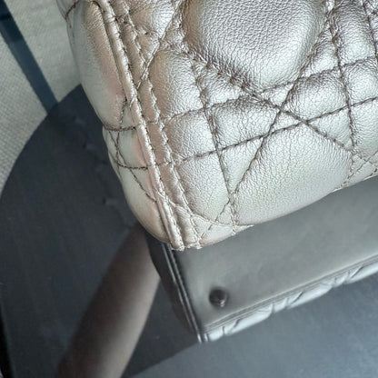 Dior Lady Rabat moyen - Cuir de veau Cannage Ferrures dorées SANS SANGLE