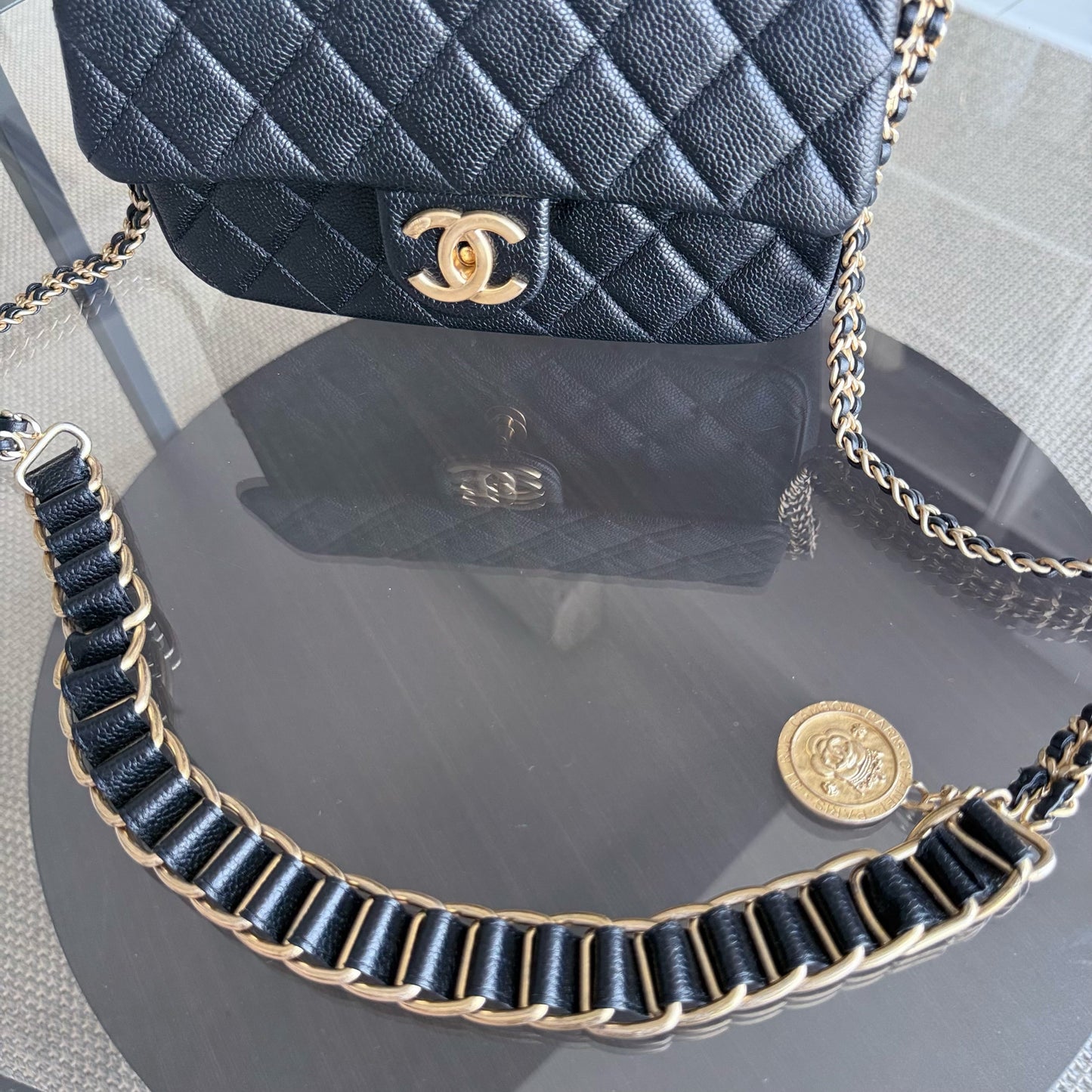 Sac à rabat saisonnier Chanel - Médaillon matelassé Caviar Soul Black Caviar Gold Hardware Microchip