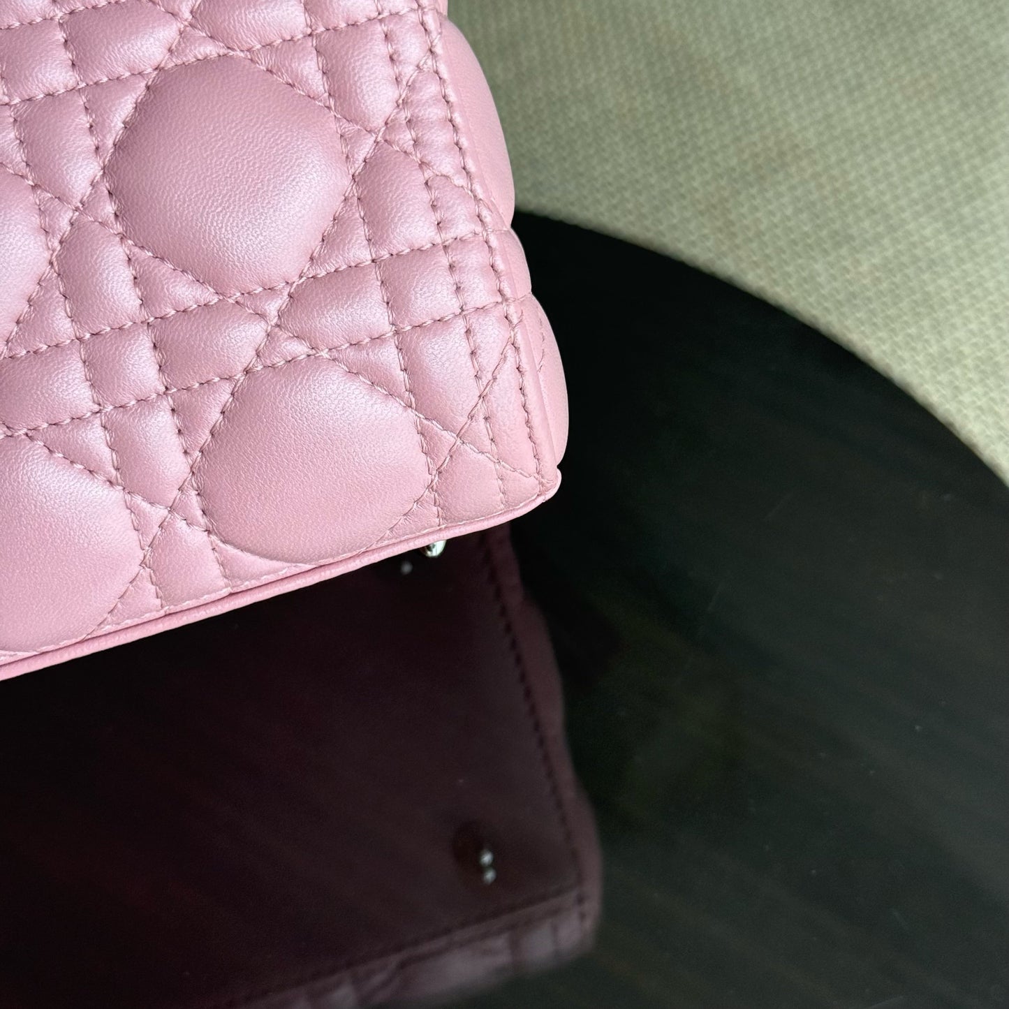 Lady Cannage moyen en cuir d'agneau rose avec accessoires argentés — Kovancy