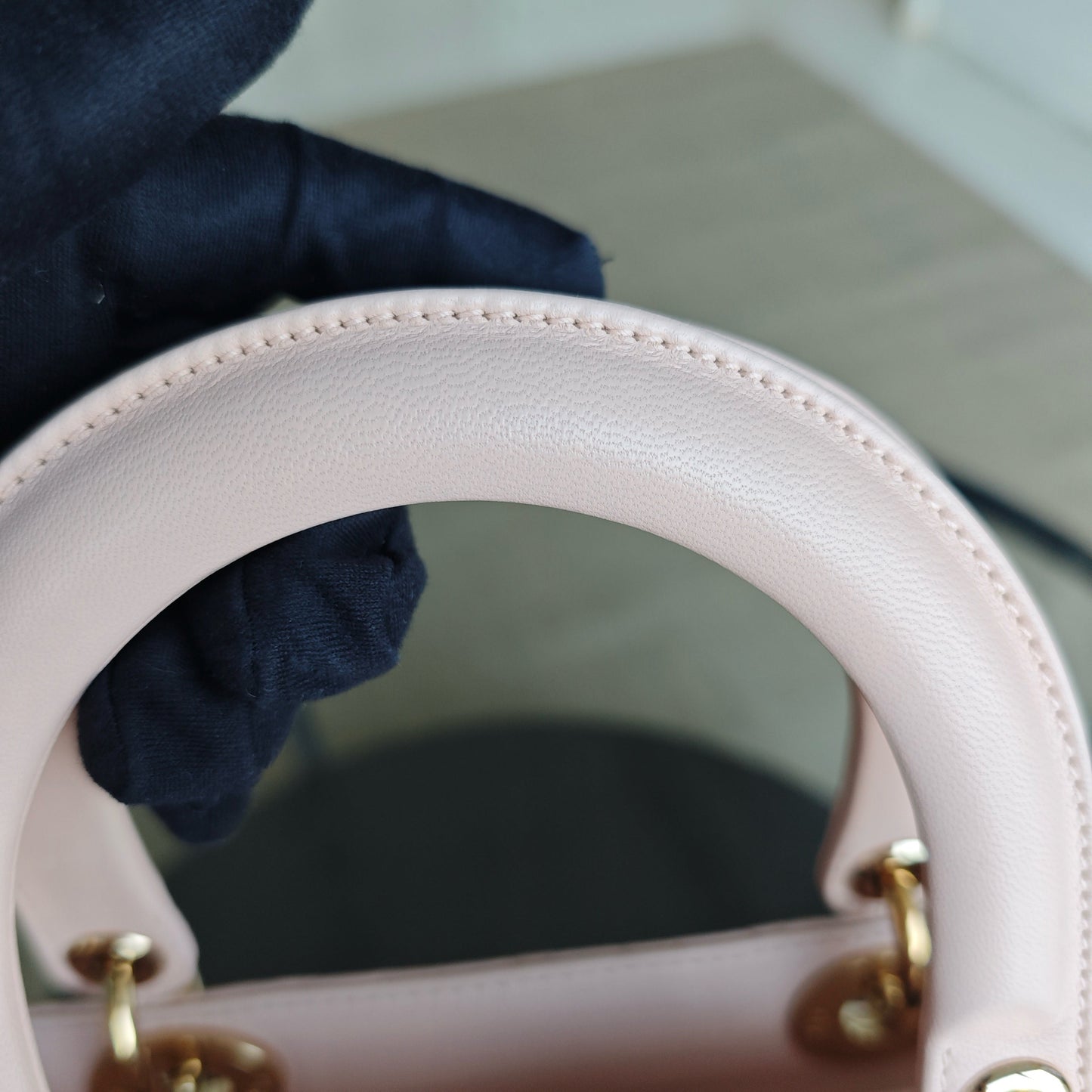 Lady Grand modèle - Cuir d'agneau Cannage rose clair avec finitions dorées — Kovancy