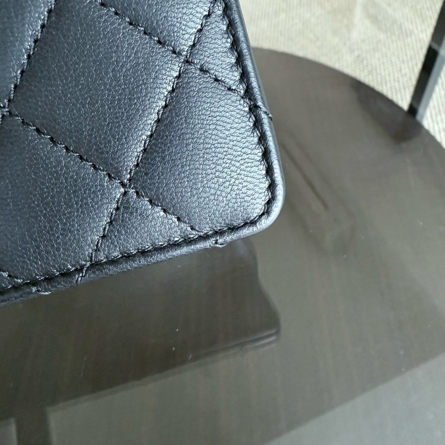 Sac Chanel Mini Flap Chic en agneau noir et perles, finitions dorées Series 28