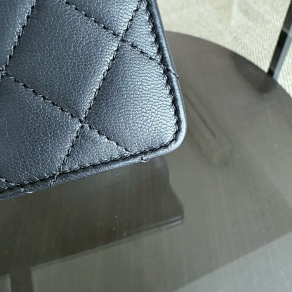 Sac Chanel Mini Flap Chic en agneau noir et perles, finitions dorées Series 28