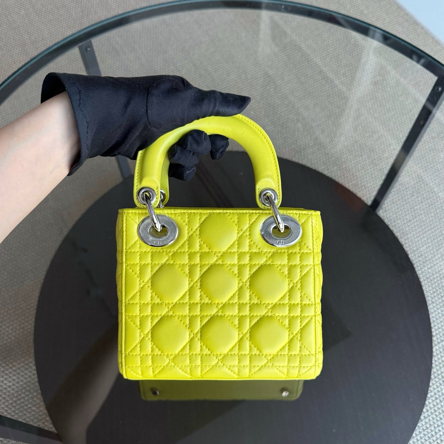 Lady Mini - Sangle réglable en cuir d'agneau Cannage jaune et métal argenté — Kovancy