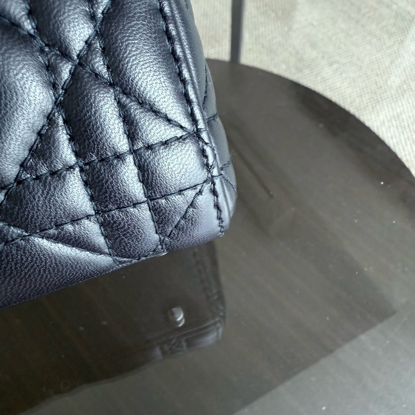 Lady Mini - Bracelet chaîne en cuir d'agneau Cannage bleu nuit avec détails argentés — Kovancy