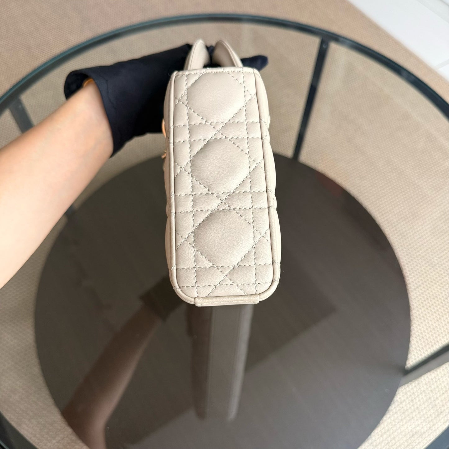 Sac à bandoulière D-Joy Medium Cannage en cuir d'agneau beige et accessoires dorés — Kovancy