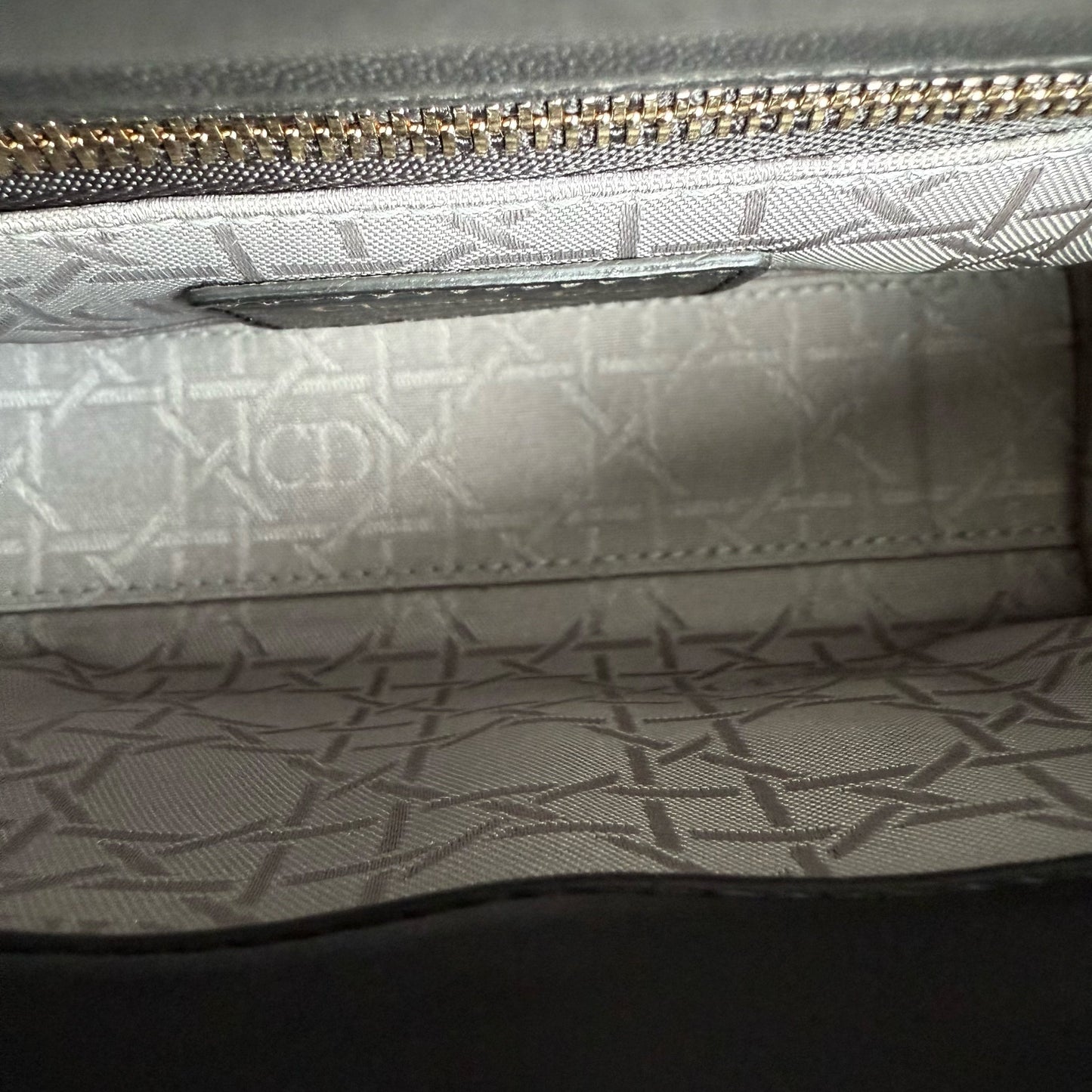 Lady Mini - Sangle chaîne en cuir d'agneau Cannage gris foncé avec quincaillerie dorée — Kovancy