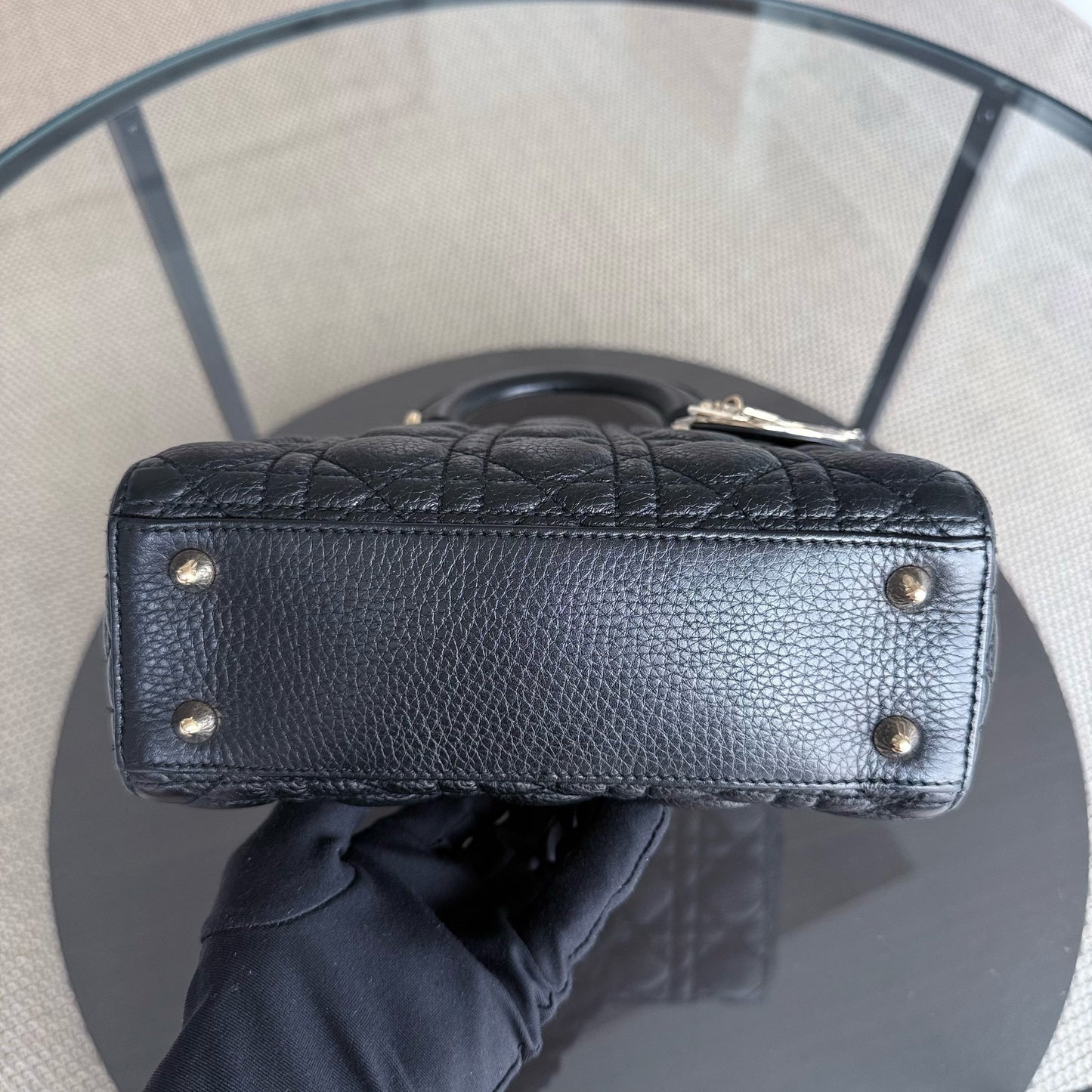 Lady Petit rabat - Cuir de veau grainé Caviar Cannage Noir Quincaillerie dorée — Kovancy