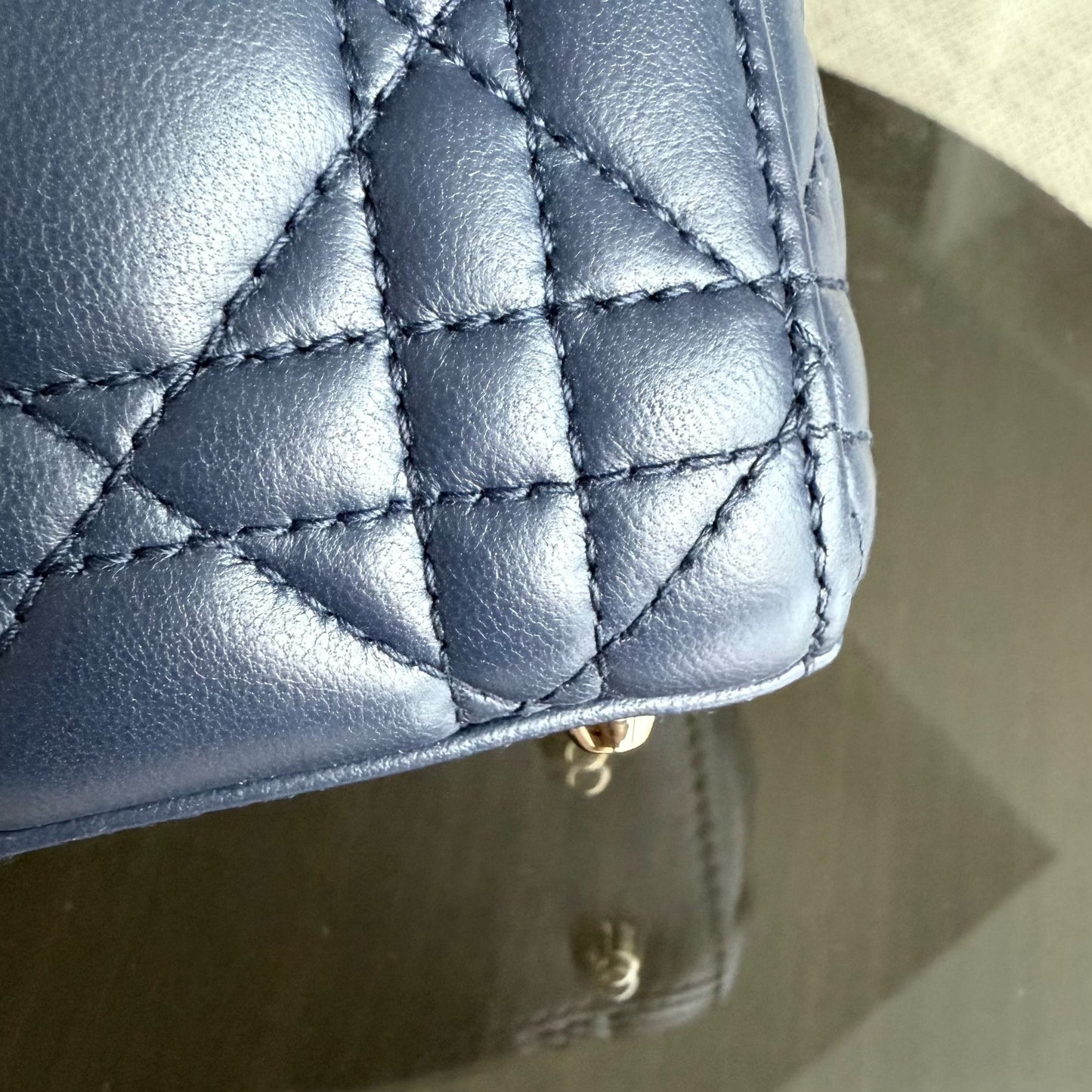 Lady Mini - Bandoulière réglable en cuir d'agneau Cannage bleu foncé avec finitions dorées — Kovancy