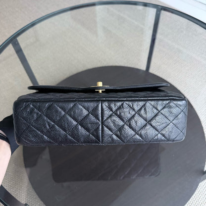 Sac à rabat bicolore saisonnier Chanel - Caviar 28 cm, noir matelassé, finitions dorées Series 21