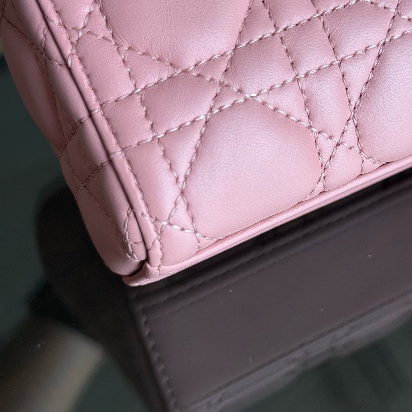 Lady Petit rabat D-Joy - Cuir d'agneau Cannage rose et matériel doré — Kovancy