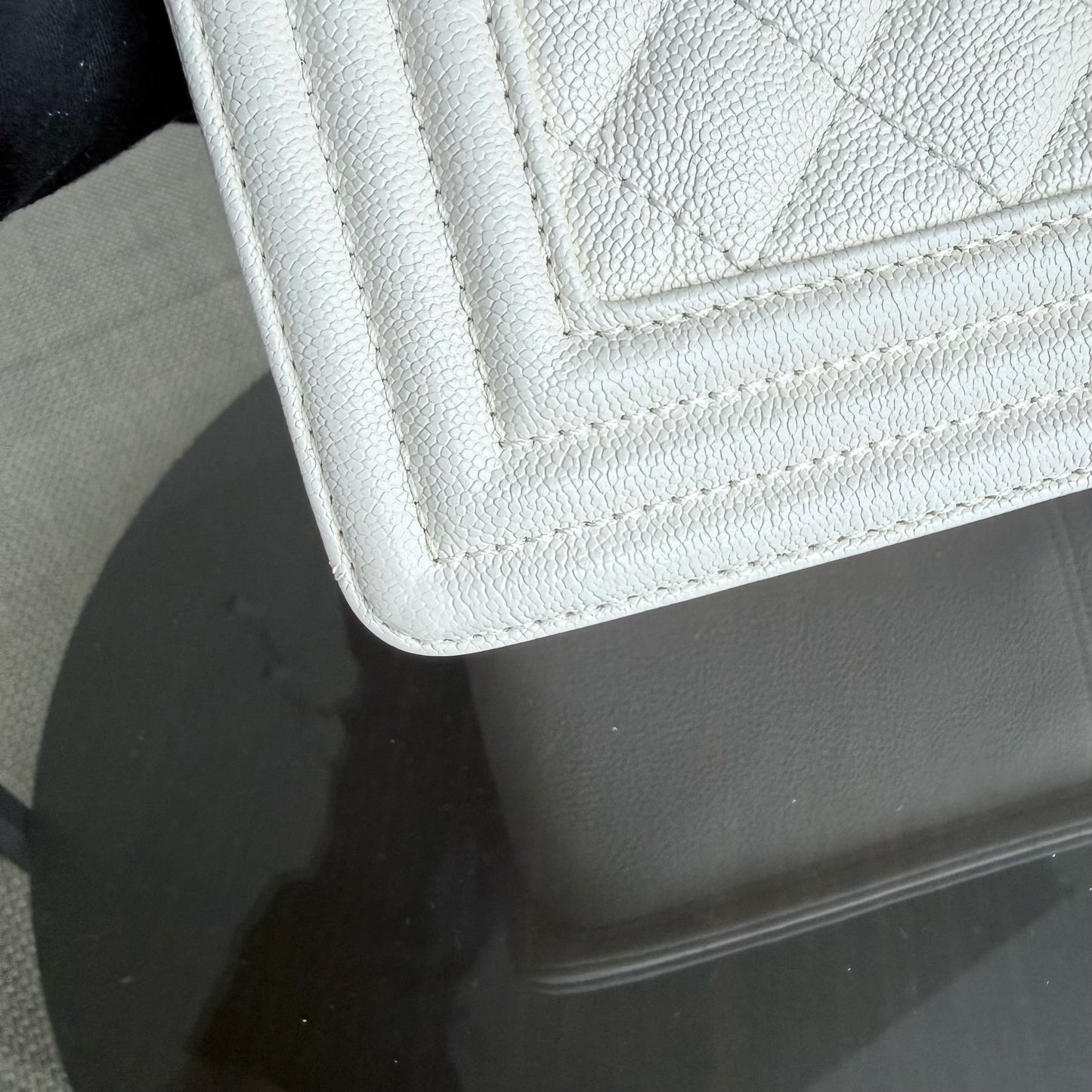 Chanel Boy Medium - Caviar 25CM Blanc Crème Quincaillerie Or Vieilli Series 26