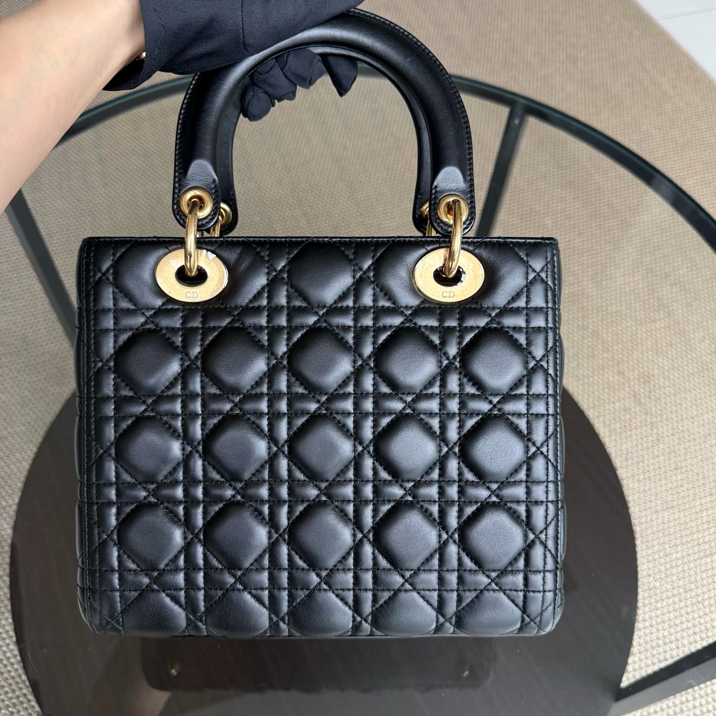 Lady Moyen - Cuir d'agneau Cannage noir Quincaillerie dorée SANS SANGLE — Kovancy