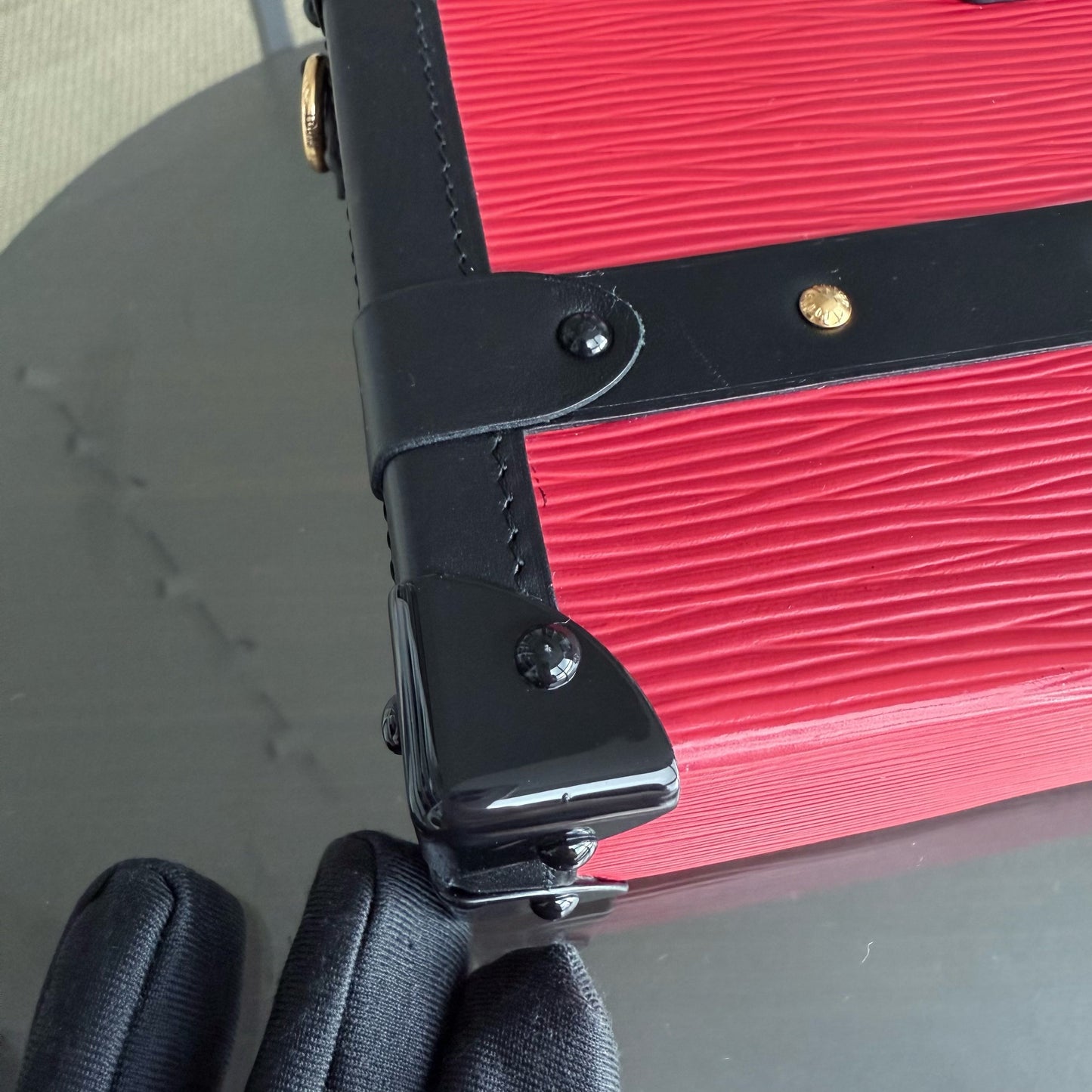 Kovancy - Petite Malle - Nouvelle édition Sac bandoulière en cuir EPI rouge avec matériel doré et puce électronique