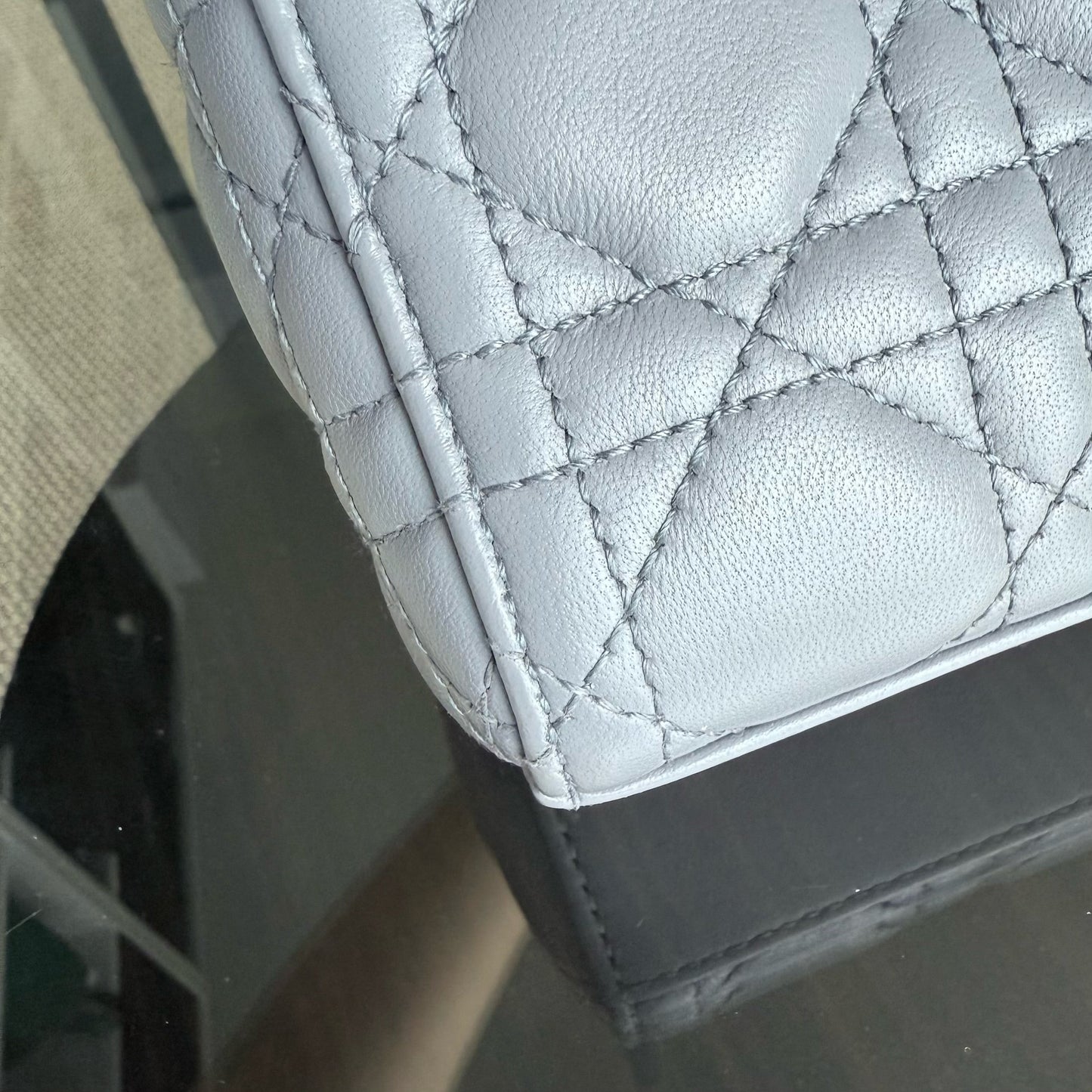 Lady D-Joy Small - Cuir d'agneau Cannage gris, quincaillerie dorée — Kovancy