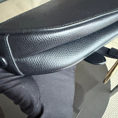 Sac Dior Saddle Small 21 cm en cuir caviar noir avec bandoulière et finitions dorées.