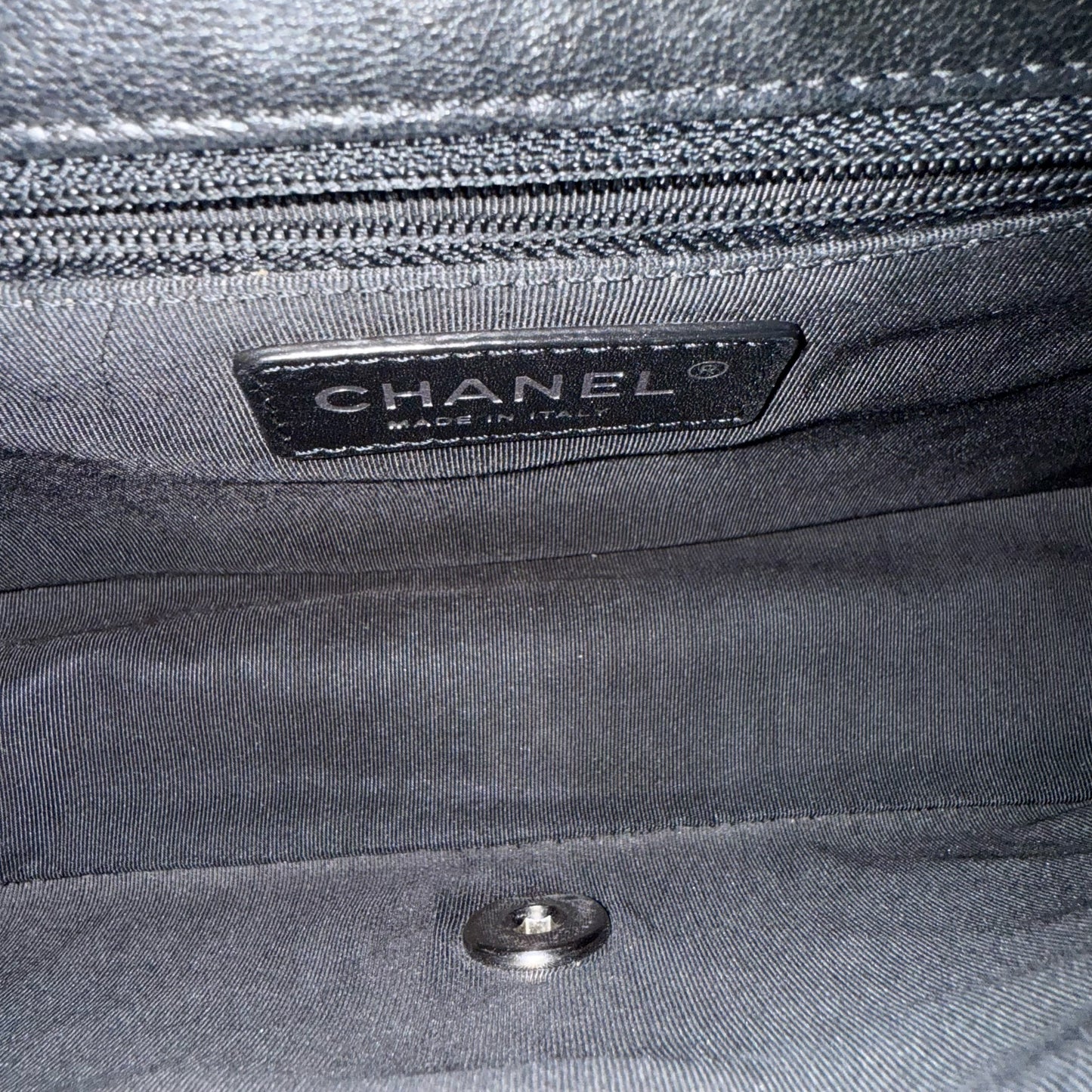 Sac à rabat saisonnier Chanel Mademoiselle CC Lock - Cuir de veau matelassé noir et métal argenté Series 23