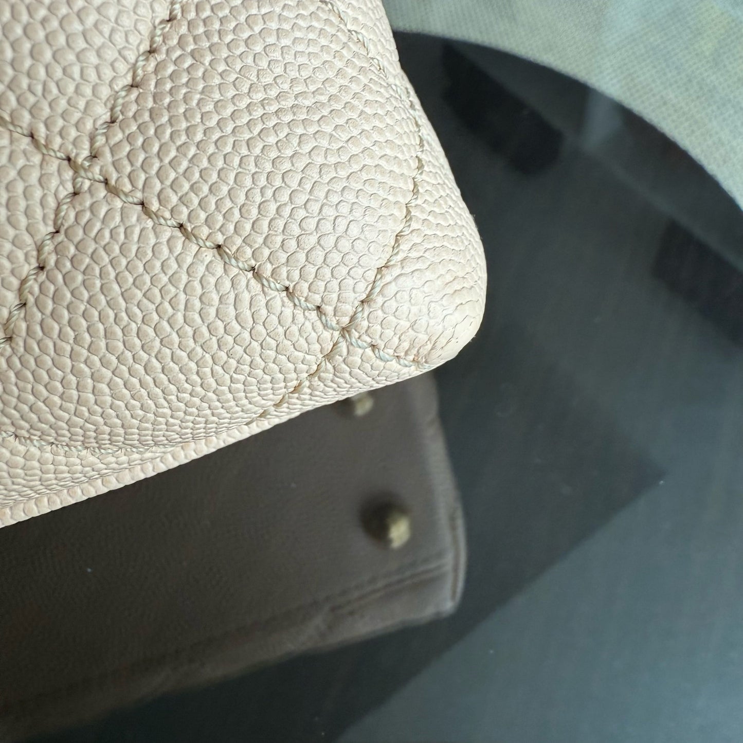 Sac Chanel Coco Handle petit modèle - Beige matelassé caviar, finitions dorées Series 24