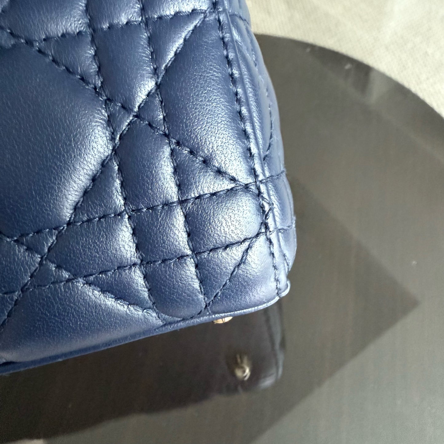 Lady Mini - Bandoulière réglable en cuir d'agneau Cannage bleu foncé avec finitions dorées — Kovancy