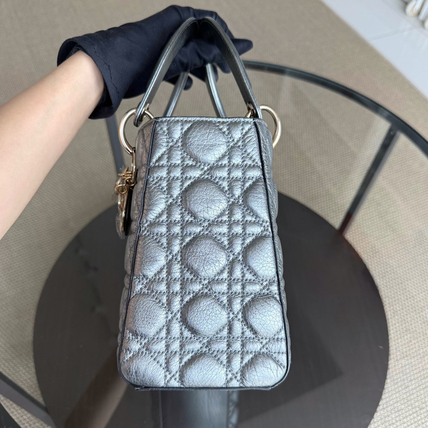 Dior Lady Rabat moyen - Cuir de veau grainé, quincaillerie argentée et dorée métallisée, édition limitée