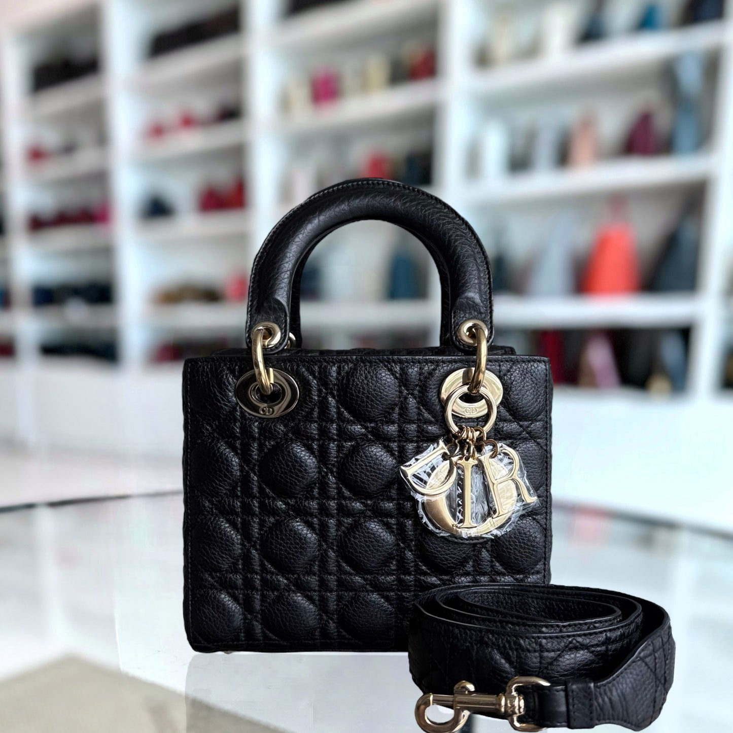 Lady Petit rabat - Cuir de veau grainé Caviar Cannage Noir Quincaillerie dorée — Kovancy