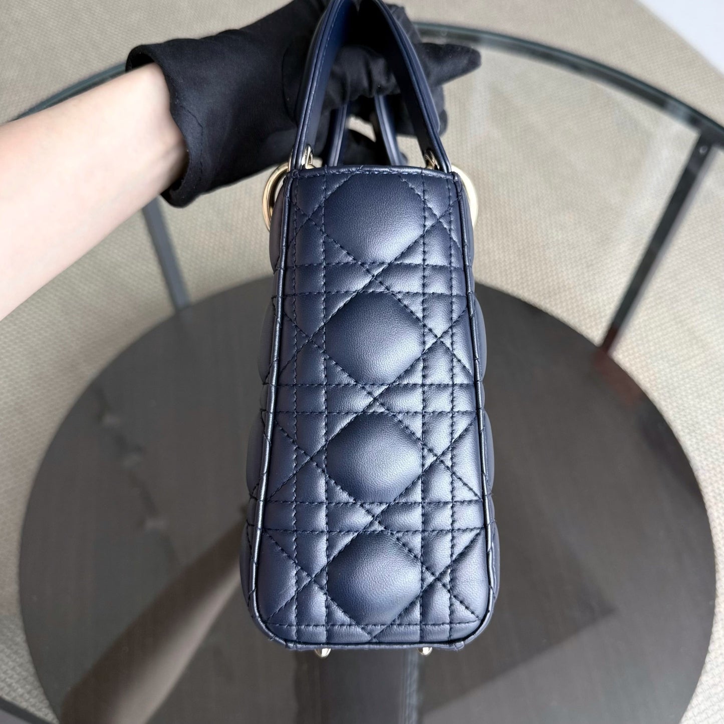 Lady Petit rabat - Cuir d'agneau Cannage bleu marine foncé, accessoires dorés avec breloques — Kovancy